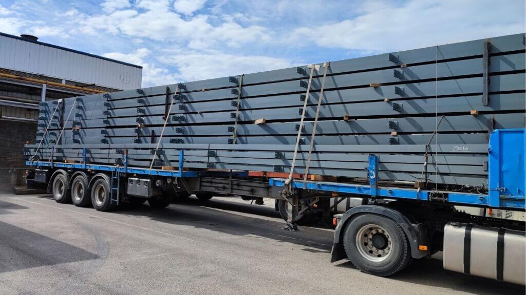 transporte vigas en camión plataforma extensible